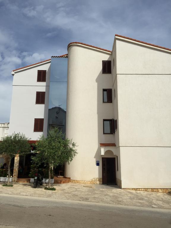Apartments Villa Cherry Novalja Buitenkant foto